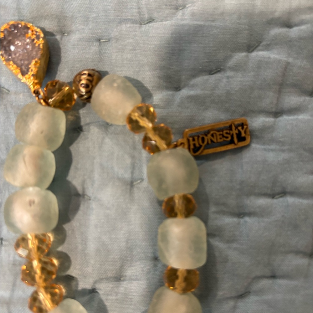 Elegant NEST Fragrances Bracelet with Gold and Cream Beads - Picture 3 of 3